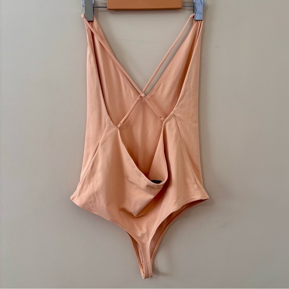 Babaton| Peachy-Nude V-Neck Cross-Back Silky Soft Bodysuit Sz 1X - Picture 2 of 3